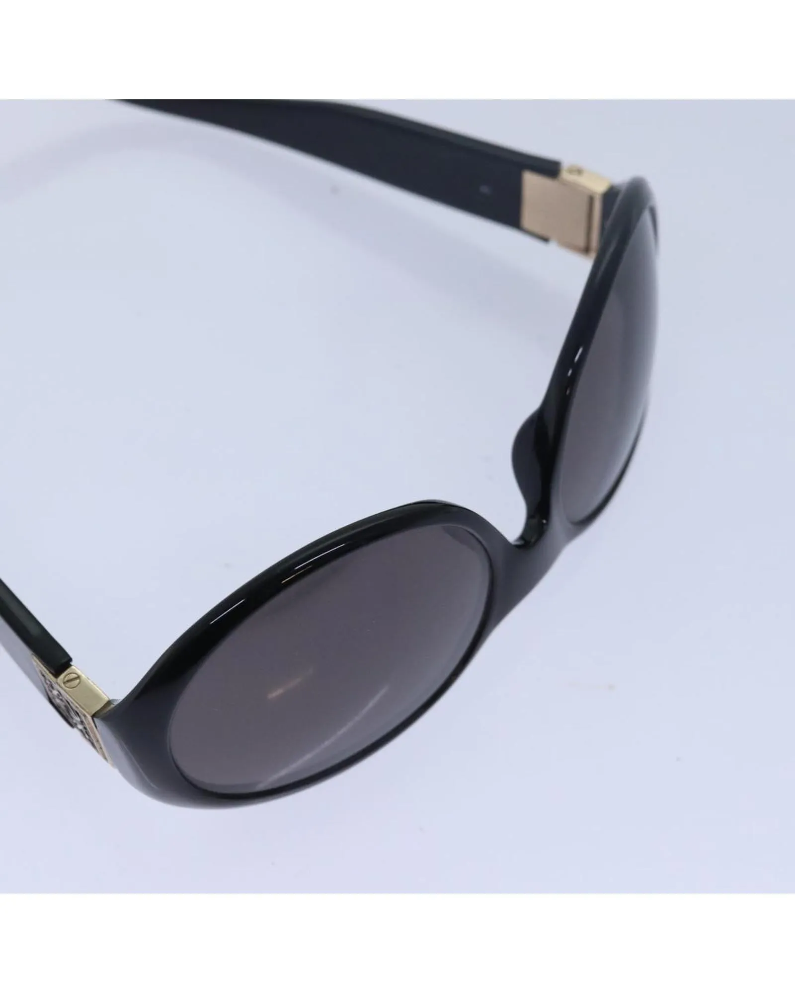 Plastic Frame Sunglasses with Minimalist Design