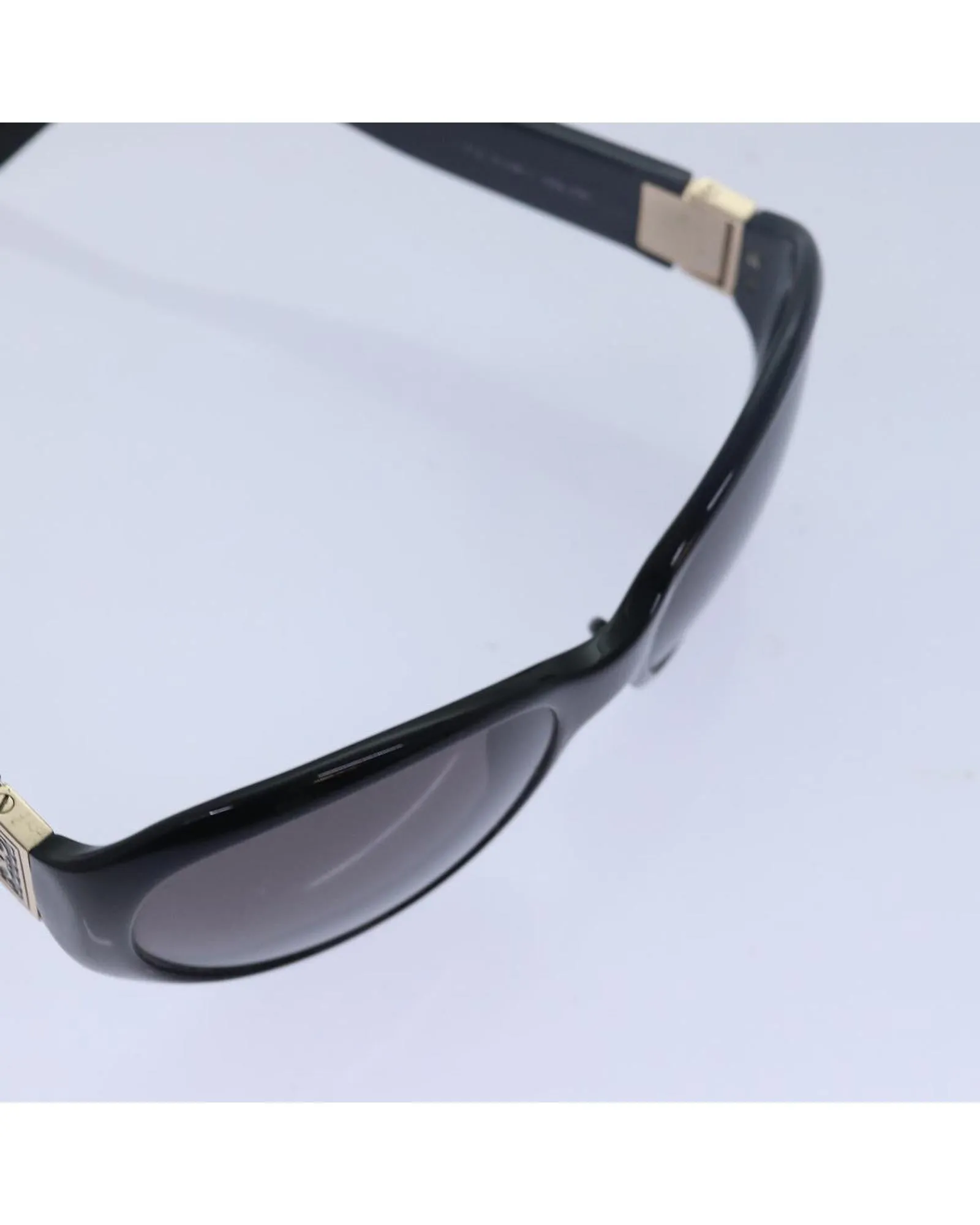 Plastic Frame Sunglasses with Minimalist Design